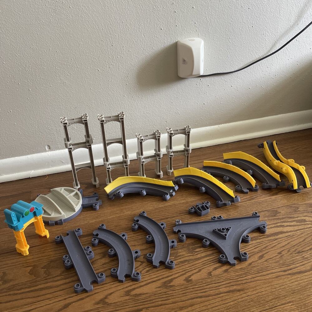 Chuggington Die Cast Train Track Set 20 Pieces Stack Track Turntable